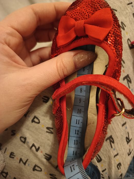 Dziewczęce niemowlęce czerwone buciki do sukienki z kokardkami Primark