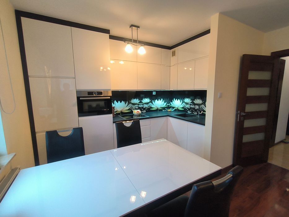 Umeblowane dwupokojowe mieszkanie z aneksem kuchennym, komórka, garaż