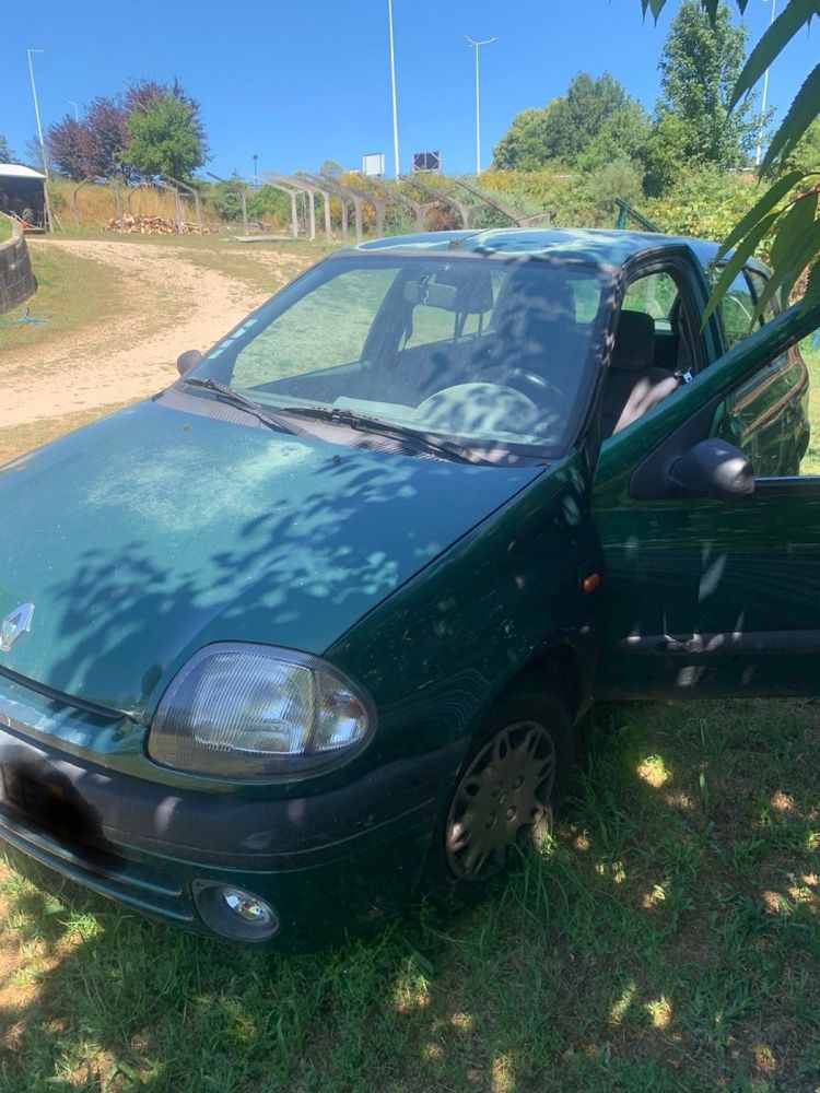 Renault clio avariado