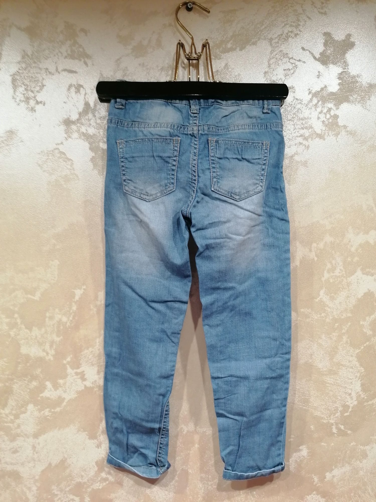 Jeansowe spodnie marki Reserved rozmiar 116