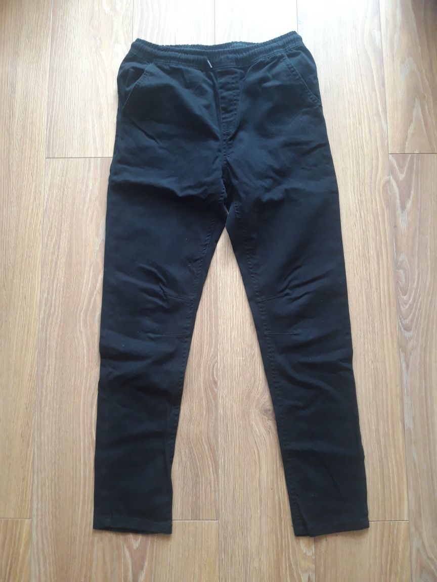 Spodnie czarne r. 152