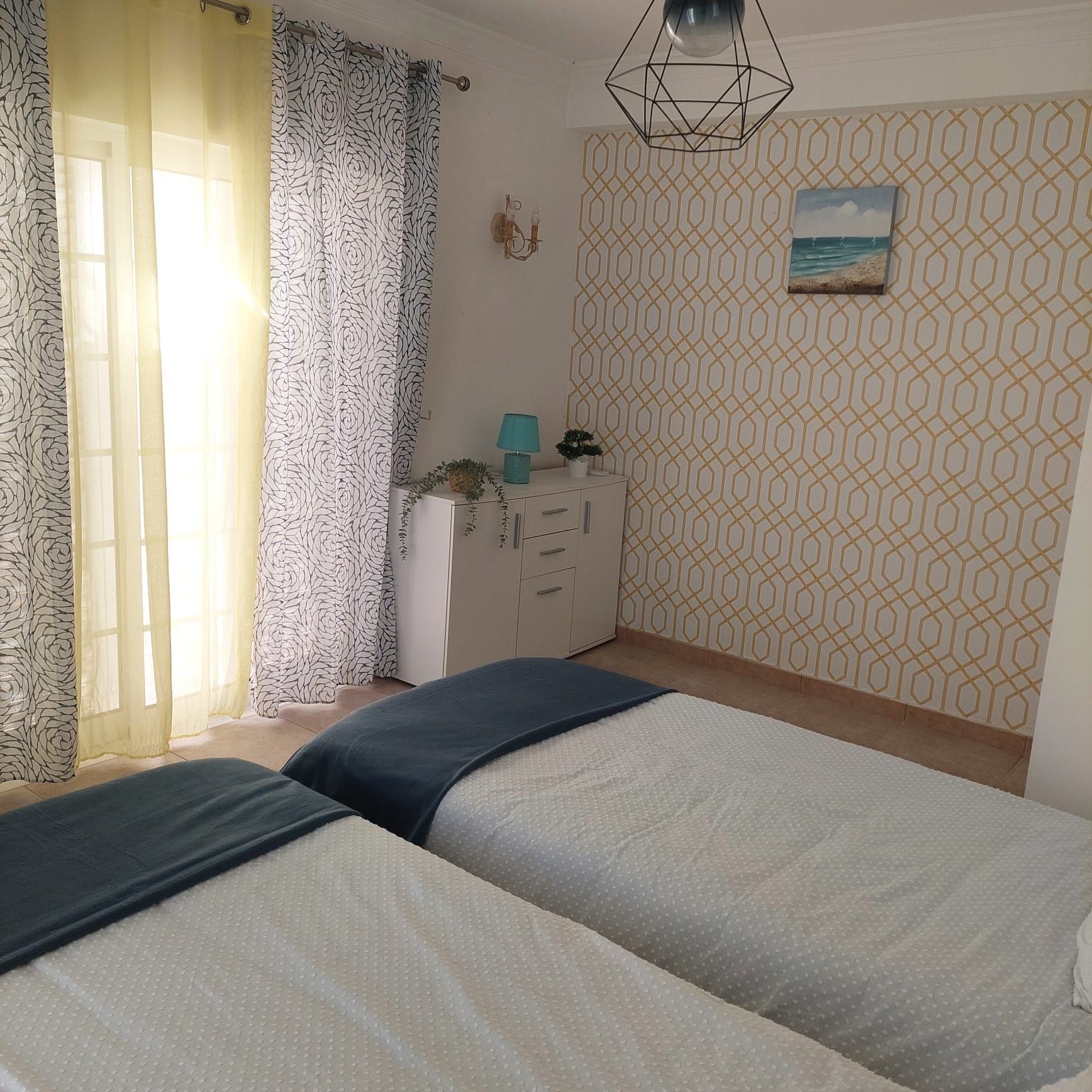 Alugo casa T2 ao ano