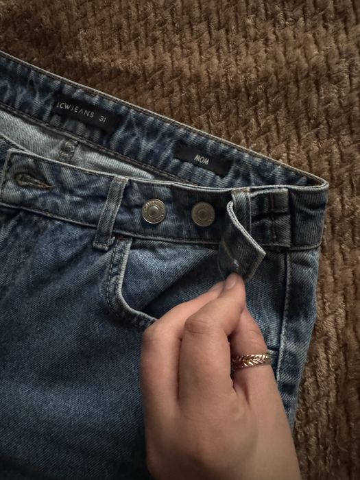 Сині джинси mom з ґудзиками