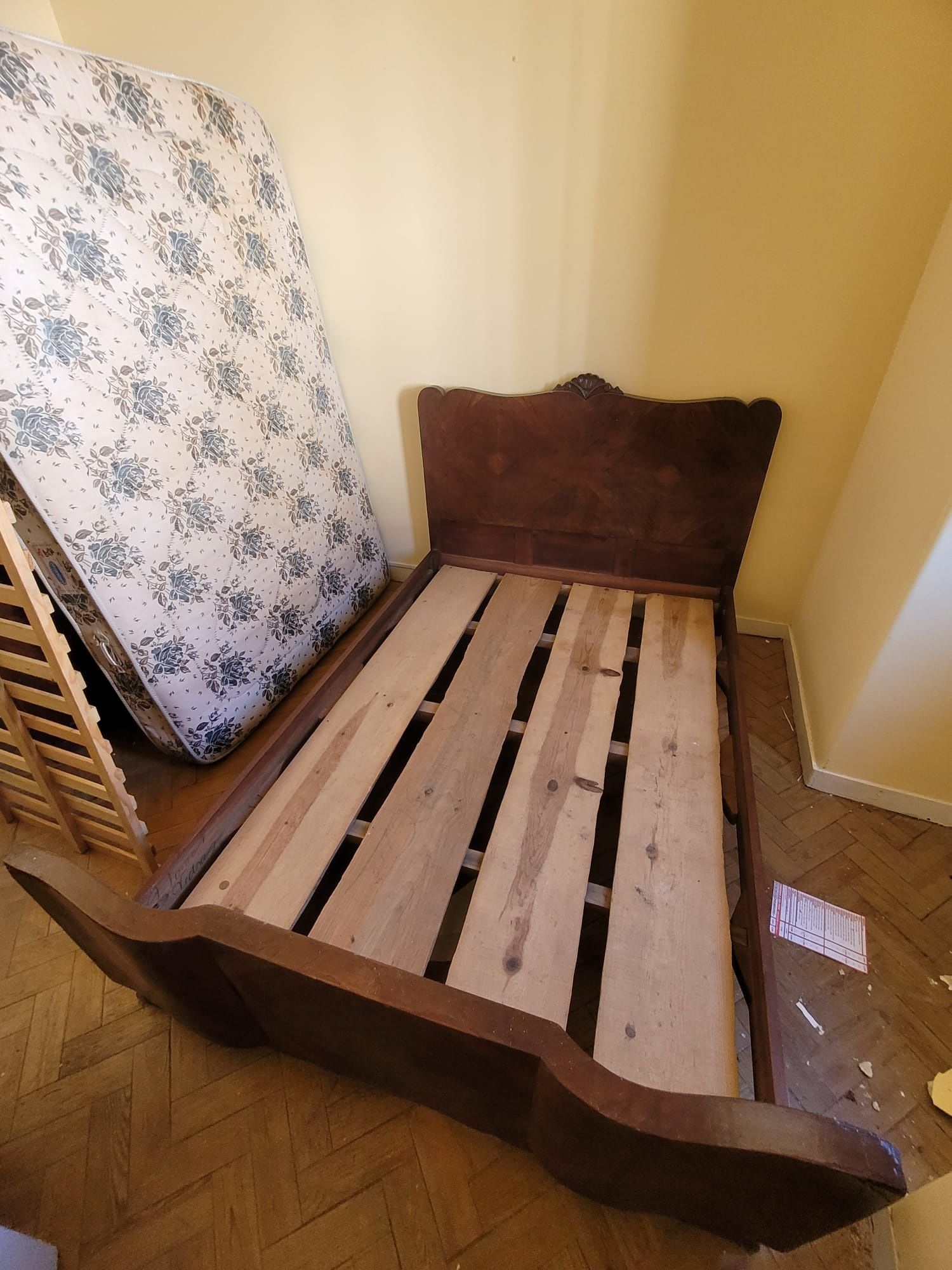 Cama antiga em mogno