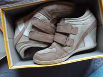 Buty 40 na koturnie.
