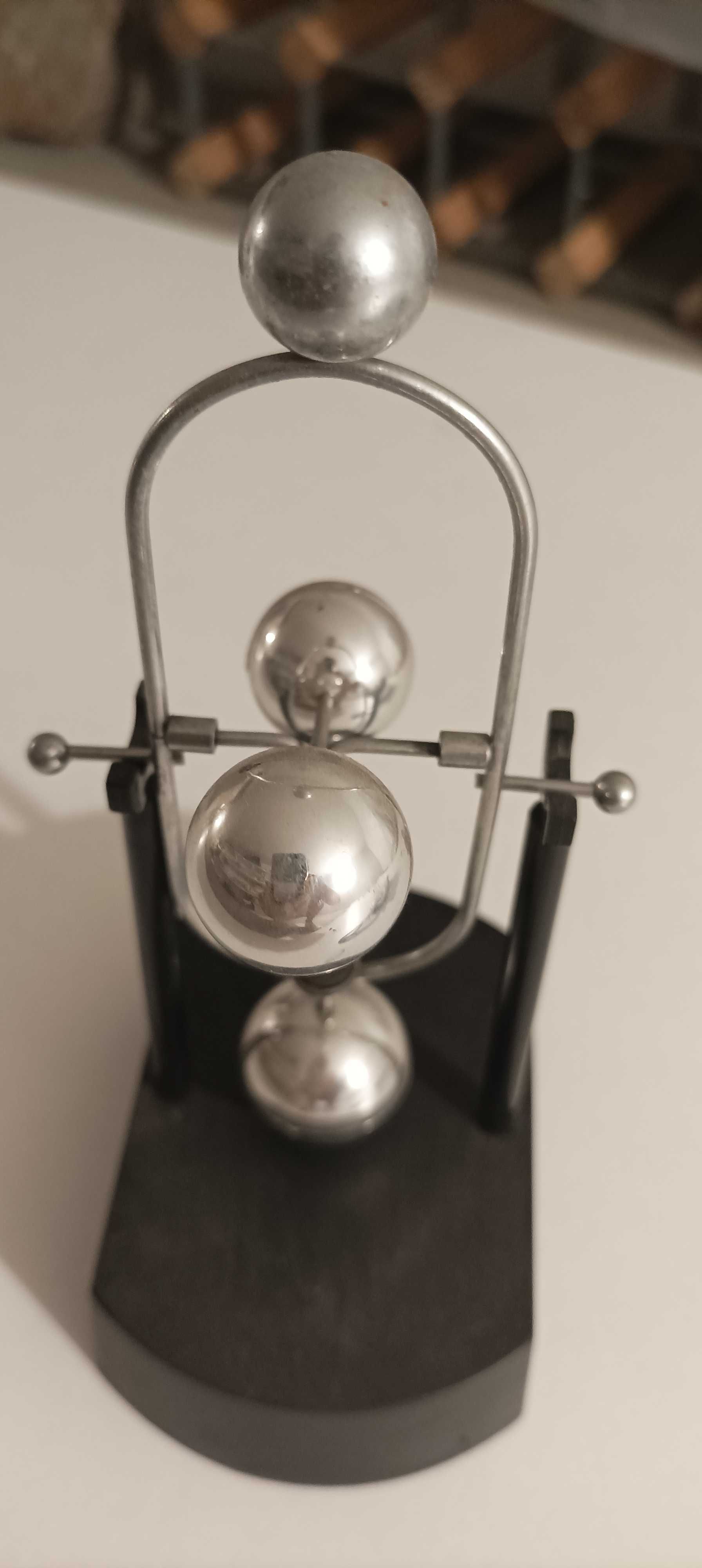 Pêndulo de metal constantemente rotação (Newton)