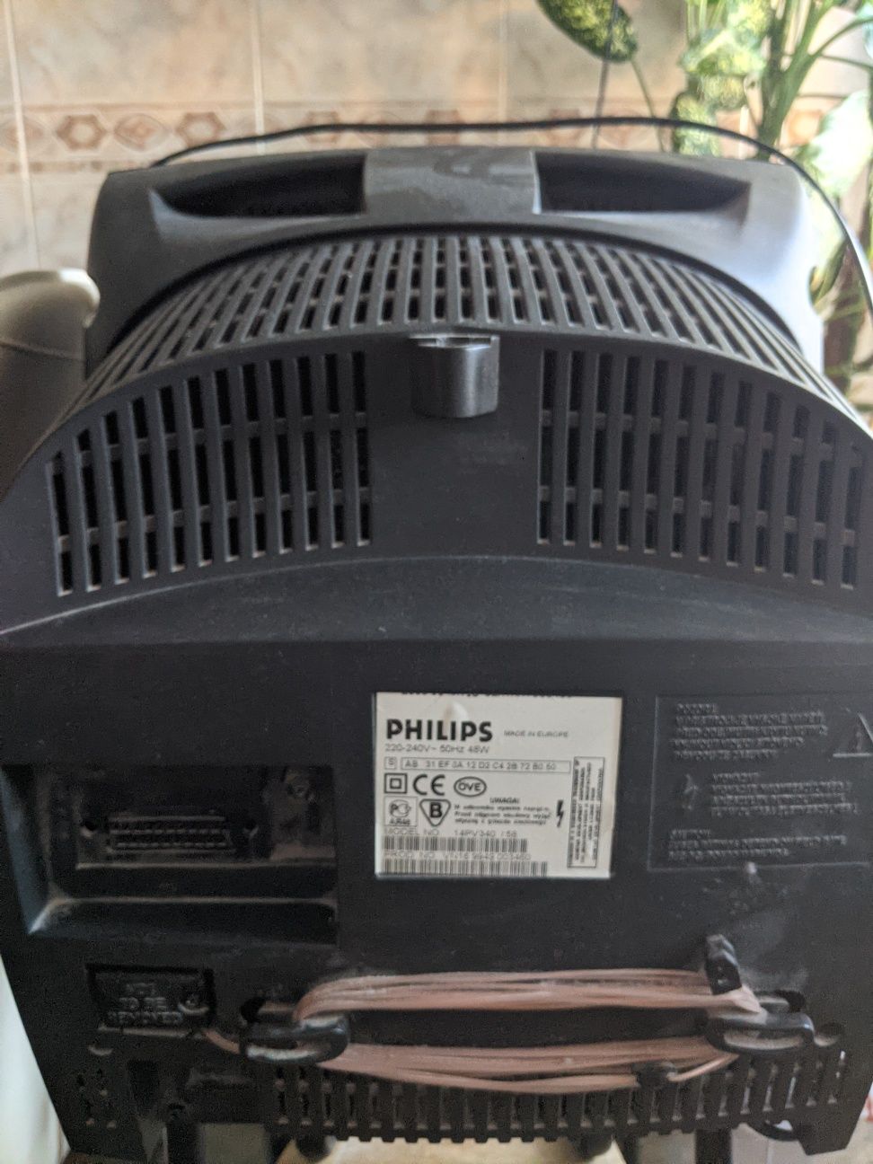 Телевизор 14" Philips с FM-радио, часами и будильником