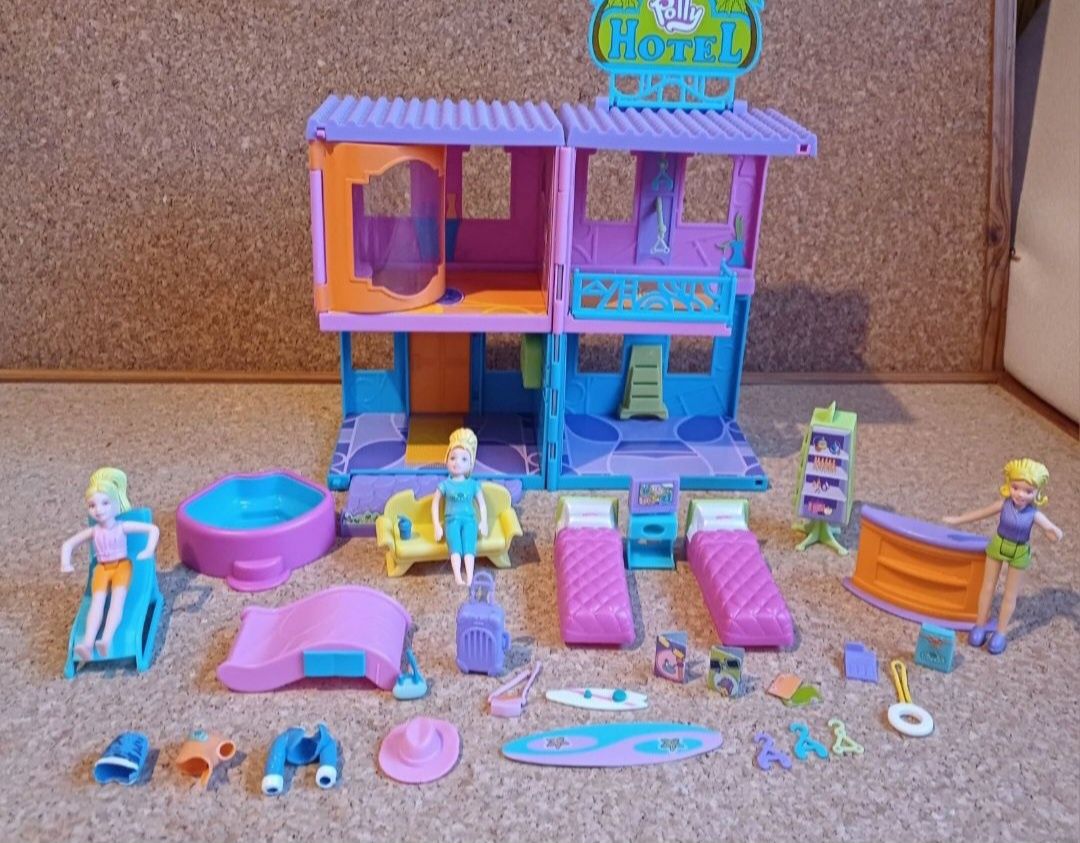 Polly pocket hotel/casa + bonecas + mobílias + piscina + roupas e aces