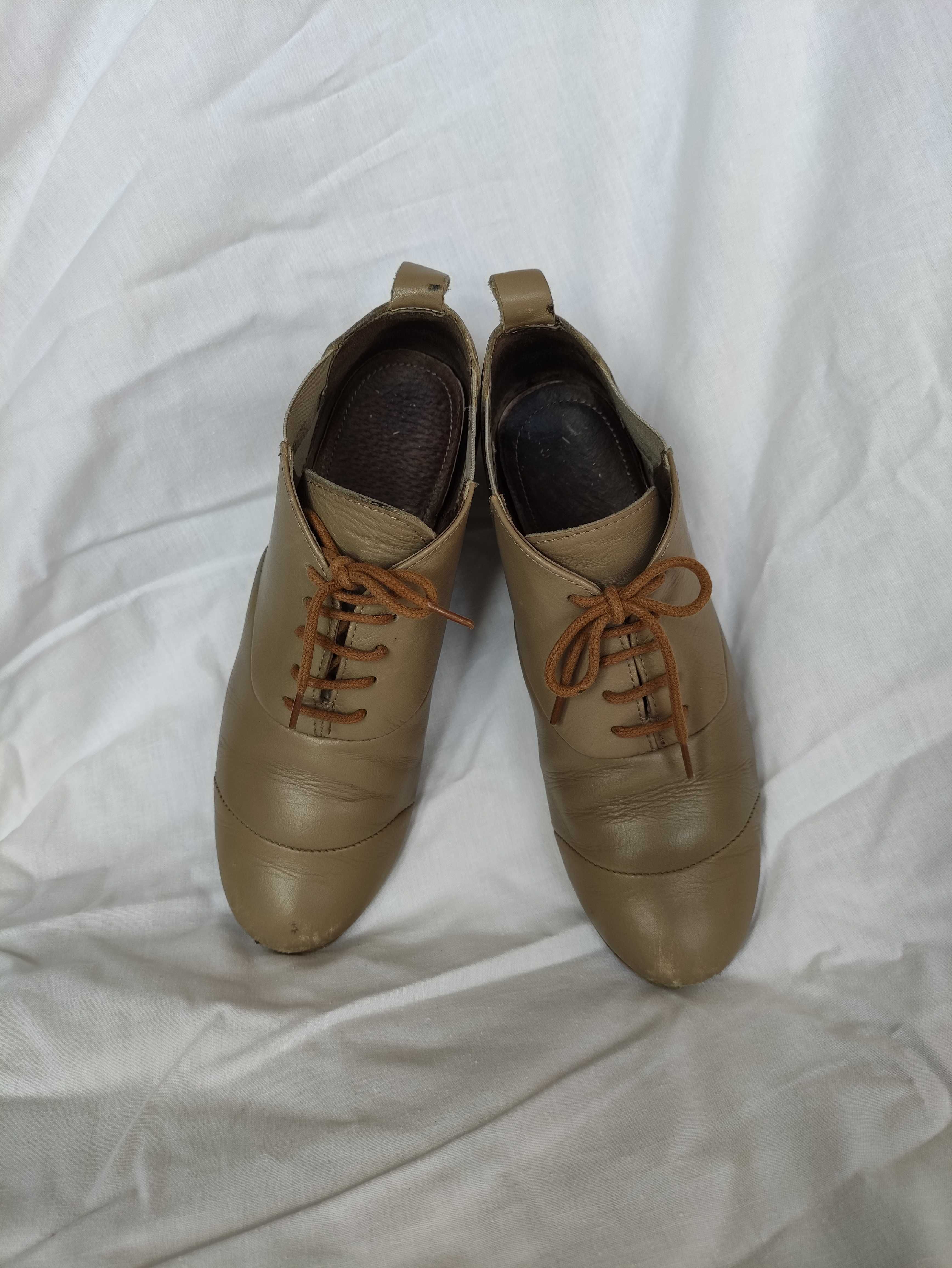 Sapatos rasos, beges, fechados, com cordões, estilo dança