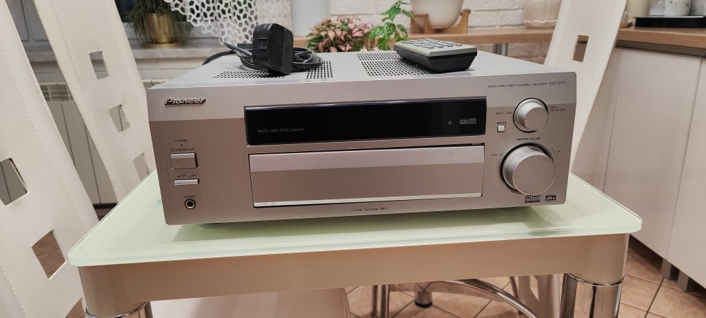 Amplituner stereo i kina domowego Pioneer VSX-D711. Mocny z pilotem