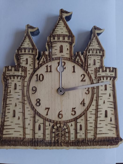 Zegar ścienny z zamkiem z drzewa sosnowego