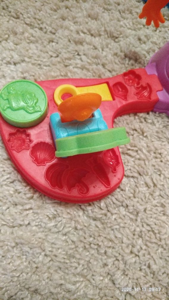 Игра  развивает моторику Play-Doh .