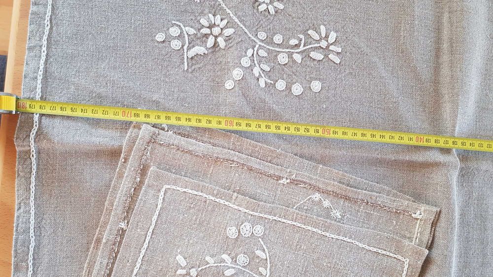 Lniany obrus i sześć serwetek ręcznie haftowany