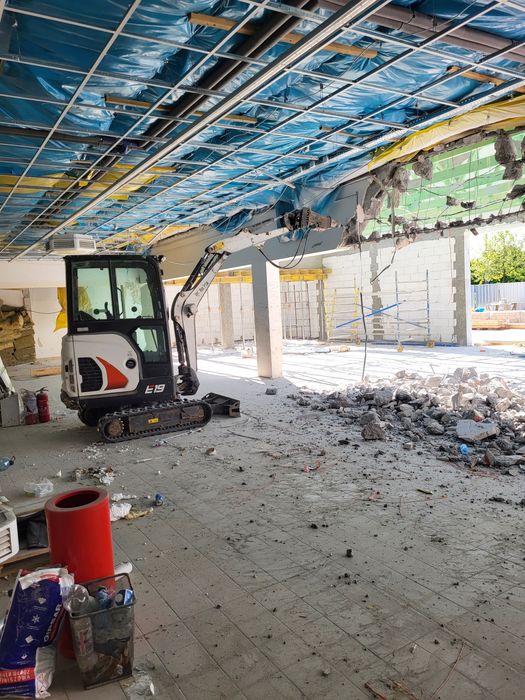 Kucie młotem, minikoparka z młotem kucie betonu młotem wyburzeniowy