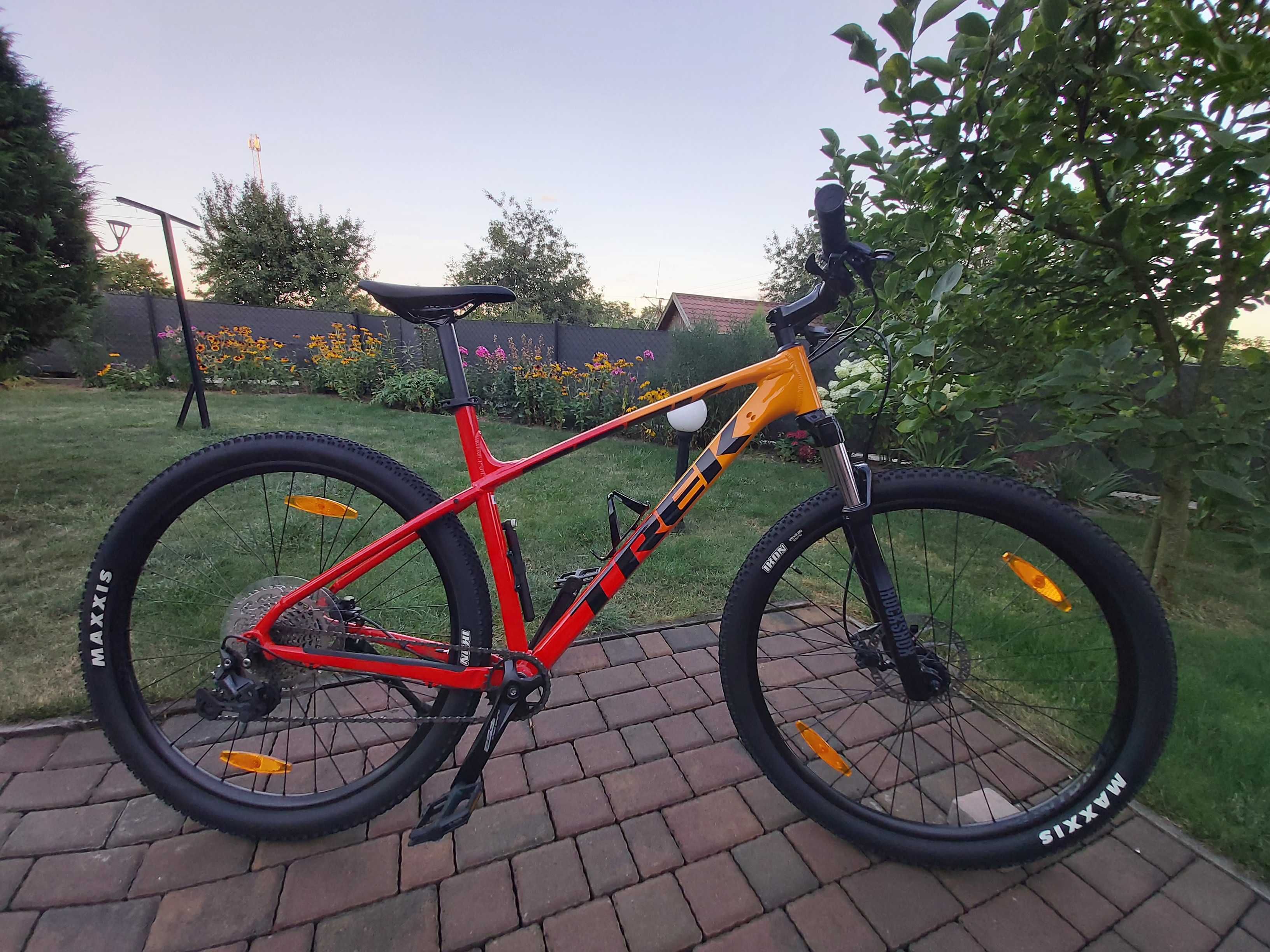 Trek Marlin 7 Gen. 2 XL - Marigold to Radioactive Red Fade