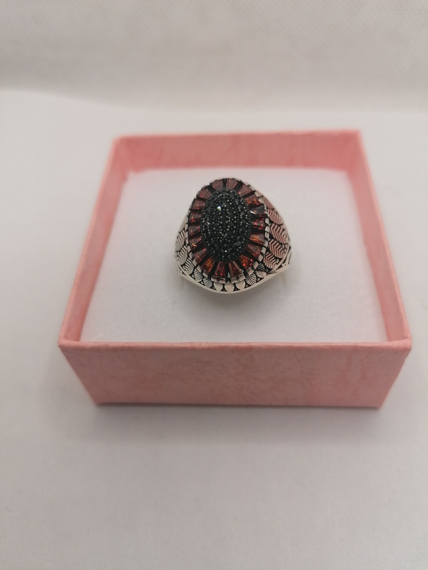 Srebrny sygnet z czarnymi i czerwonymi cyrkoniami, roz.19 srebro 925
