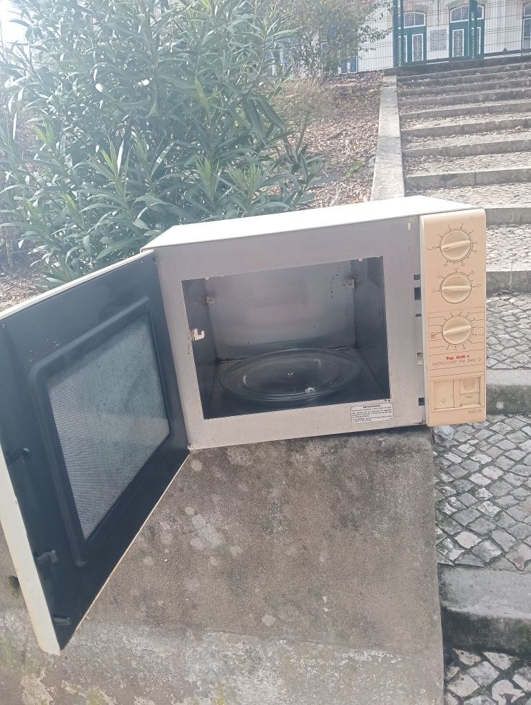 Microondas a trabalhar bem com prato