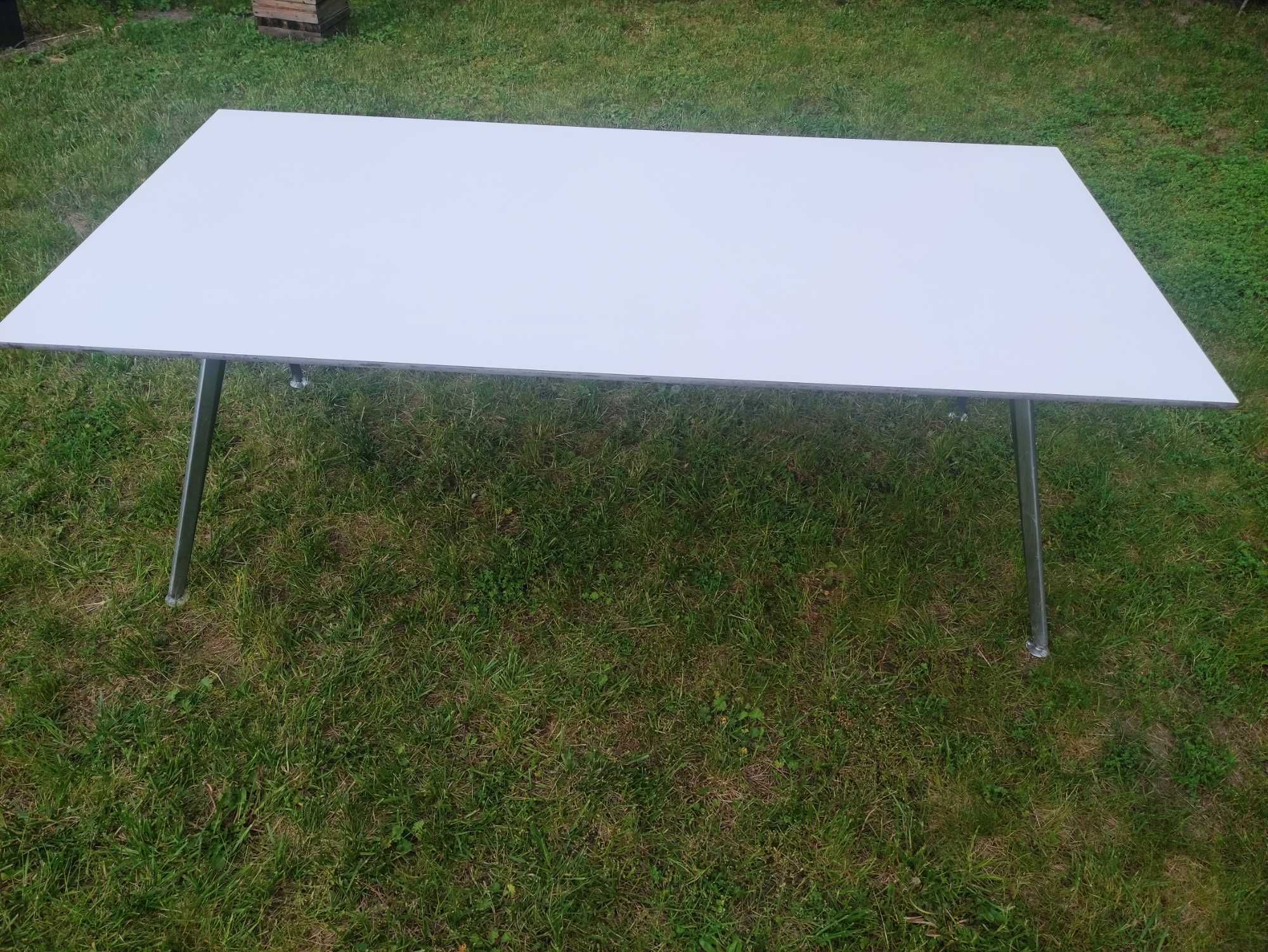Stół z polerowanymi metalowymi nogami.