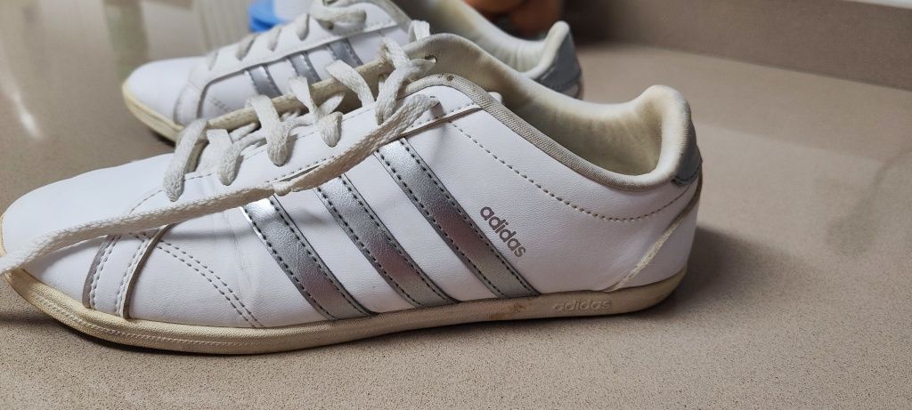Sapatilhas brancas Adidas