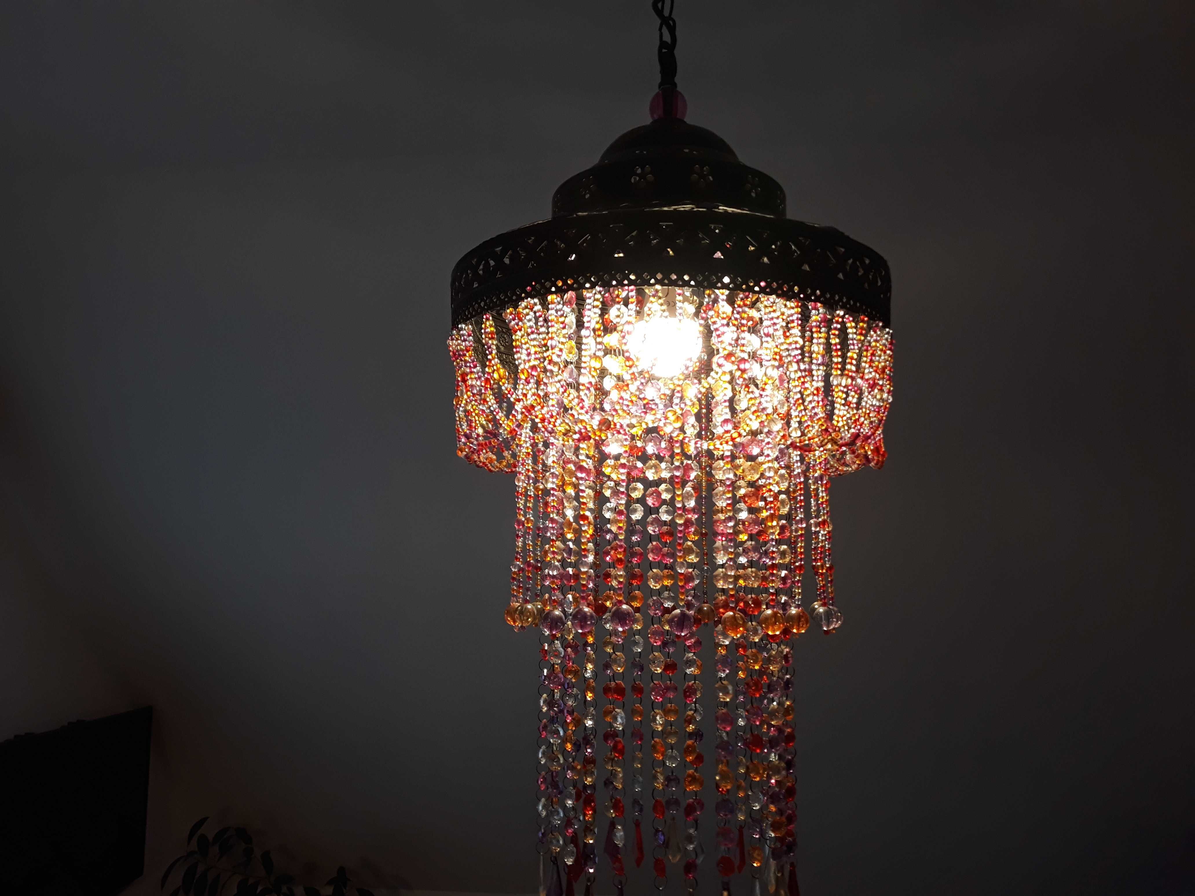 Lampa sufitowa z kolorowymi koralikami