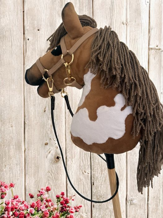 Hobby horse A4 brązowy w łatki /  srokaty