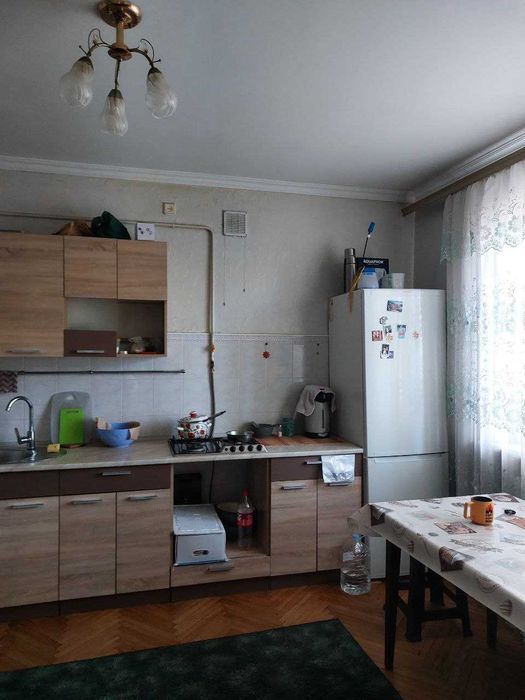 ДВА будинки та діл. 0,10 га, вул. Хотинська