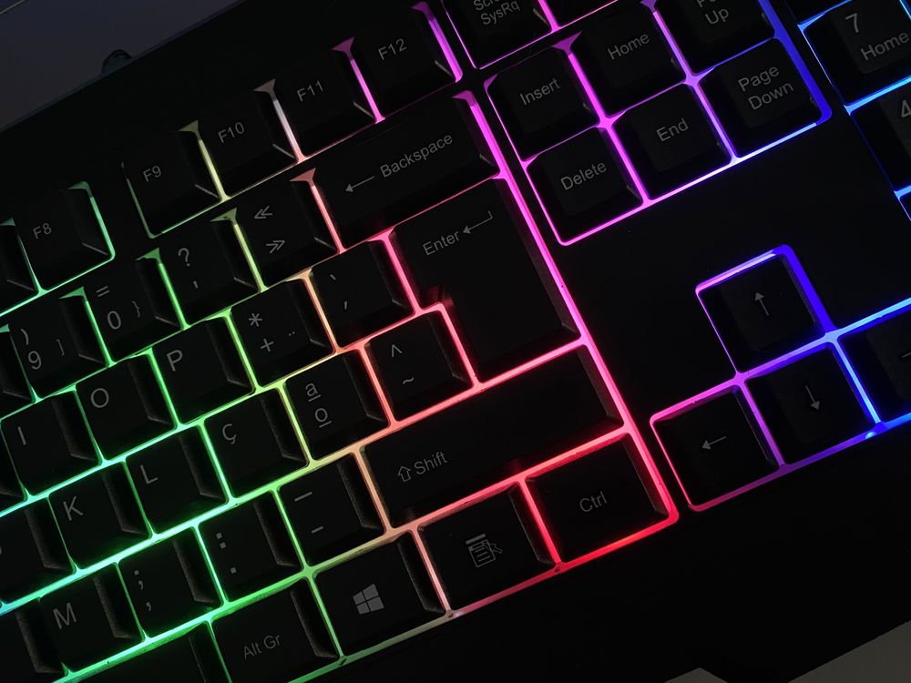 Kit gaming RGB 4 peças - Teclado, Rato, Colunas, Tapete de rato