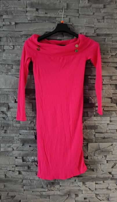 Różowa krótka sukienka z półgolfem i guzikami