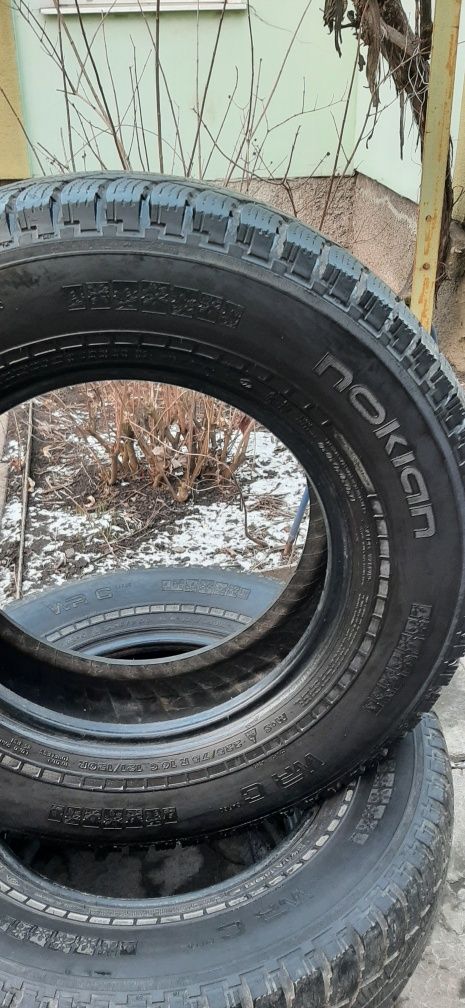 Продам зимнюю резину нокиан Nokian 235 75 16c