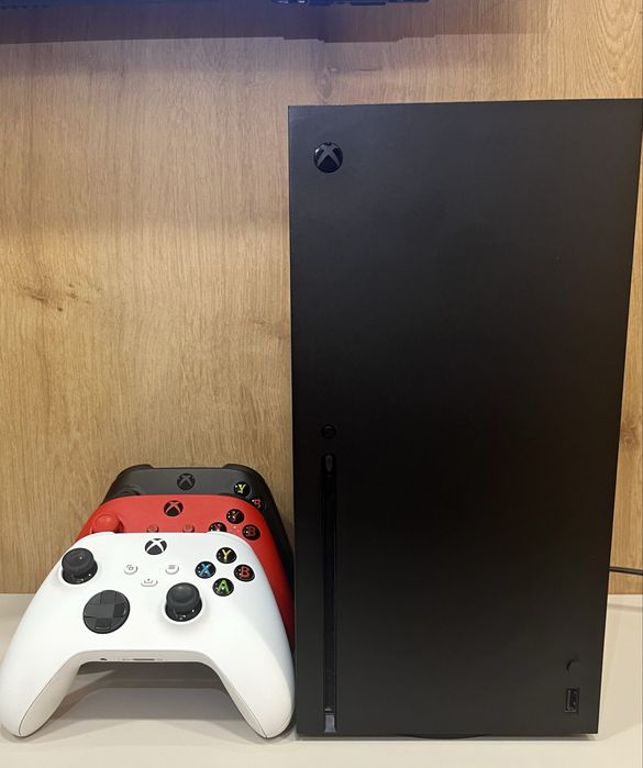 Konsola Xbox Series X + 3 pady