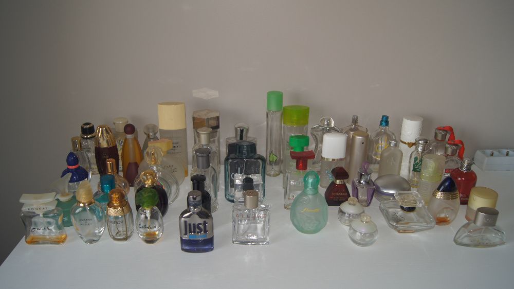 54 frascos de perfumes vazios