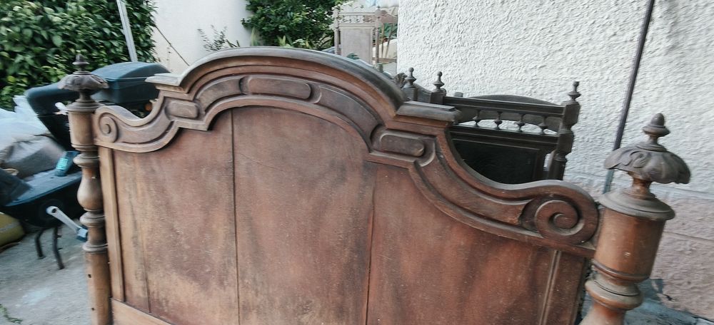 Cama antiga, em madeira