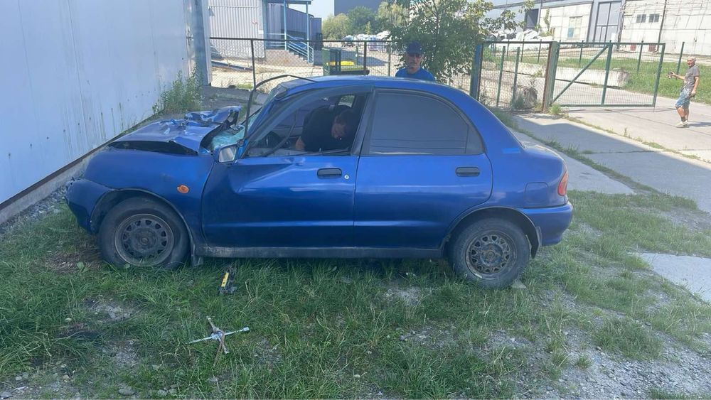 Mazda 121 1,3 бензин після дтп