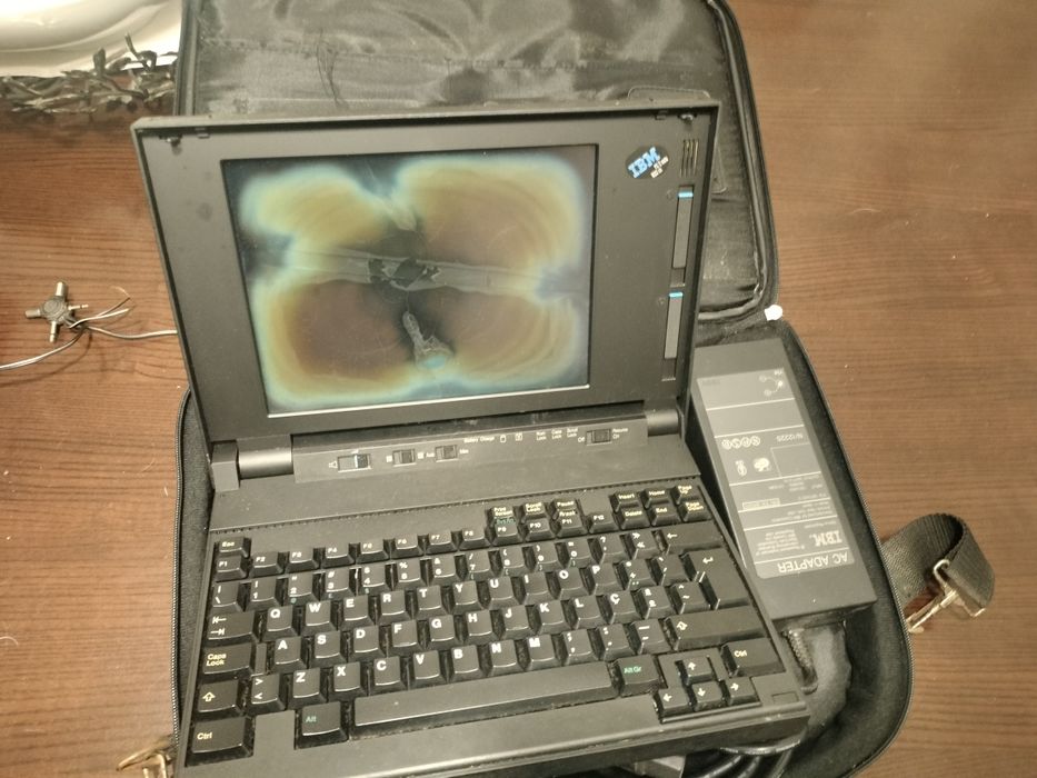 Computador antigo da IBM para restauro.