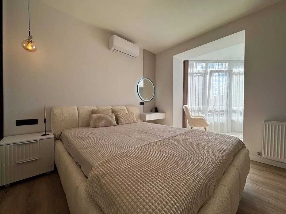 Укомплектована однокімнатна біля озера