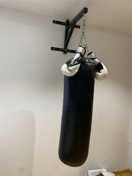 Saco de boxe + suporte de parede + luvas