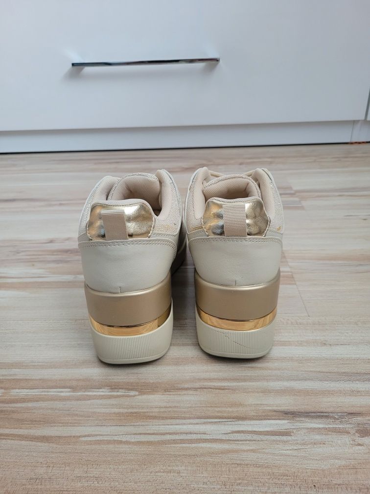 Beżowe sneakersy na koturnie