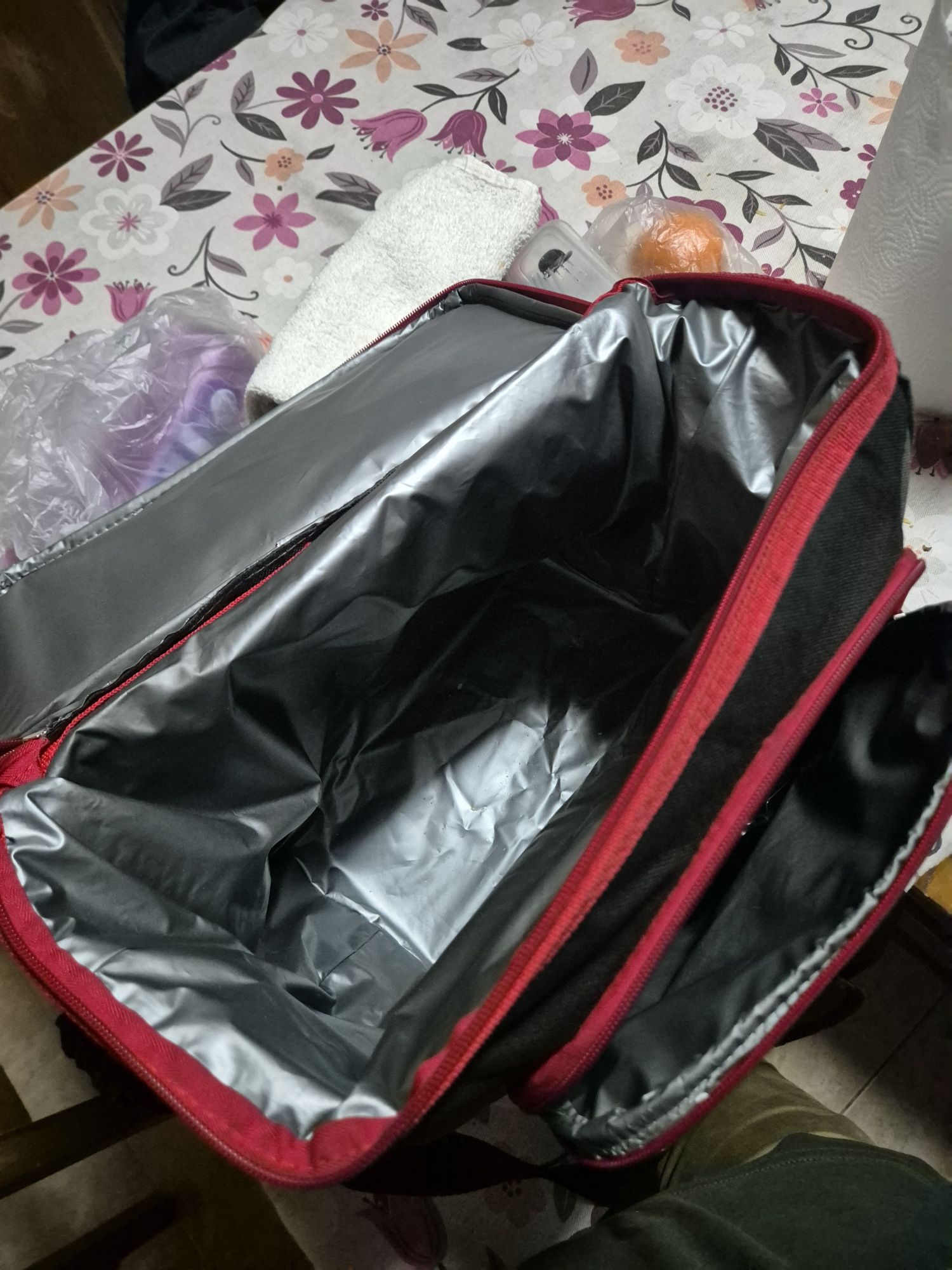 Vendo ou troco mala térmica grilo, de cor cinza/vermellha 25L