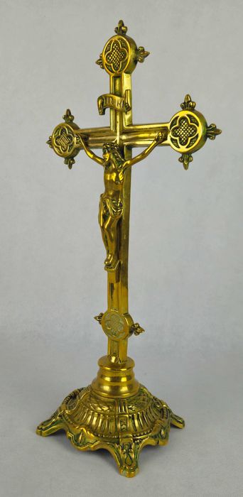 Piękny stary stylowy krzyż mosiężny stojący z Francji