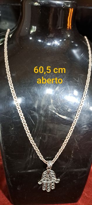 Fio com pendente em prata contrastada.