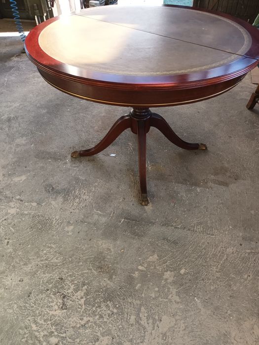 Stól Okrągły Antyk na lwich lapach