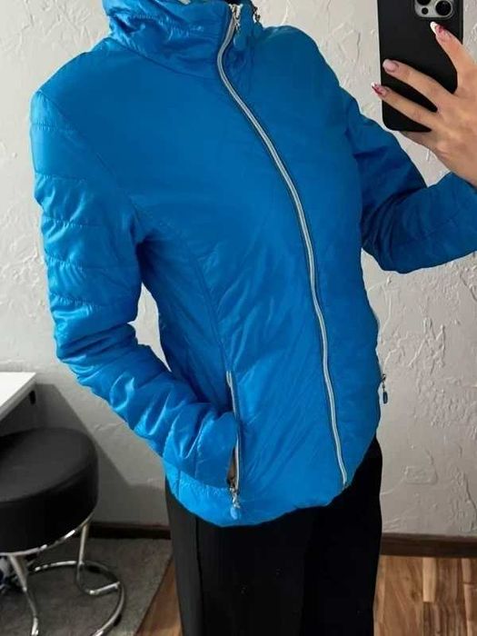 Lekka pikowana kurtka w kolorze niebieskim