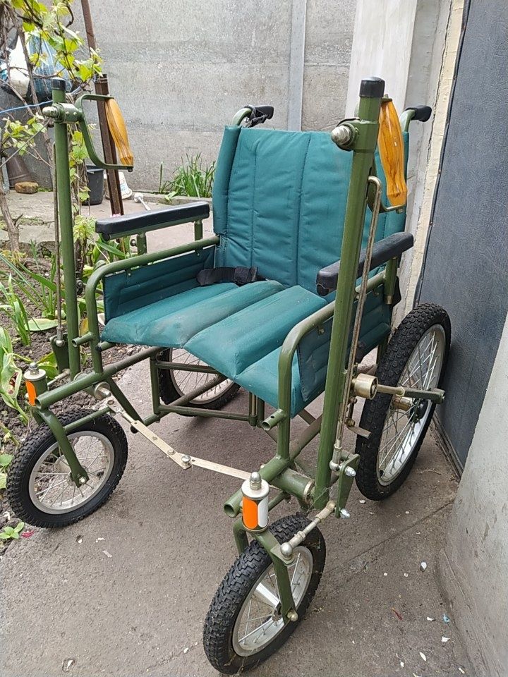 Продам инвалидную коляску с ручным управлением. Совершенно новая.
