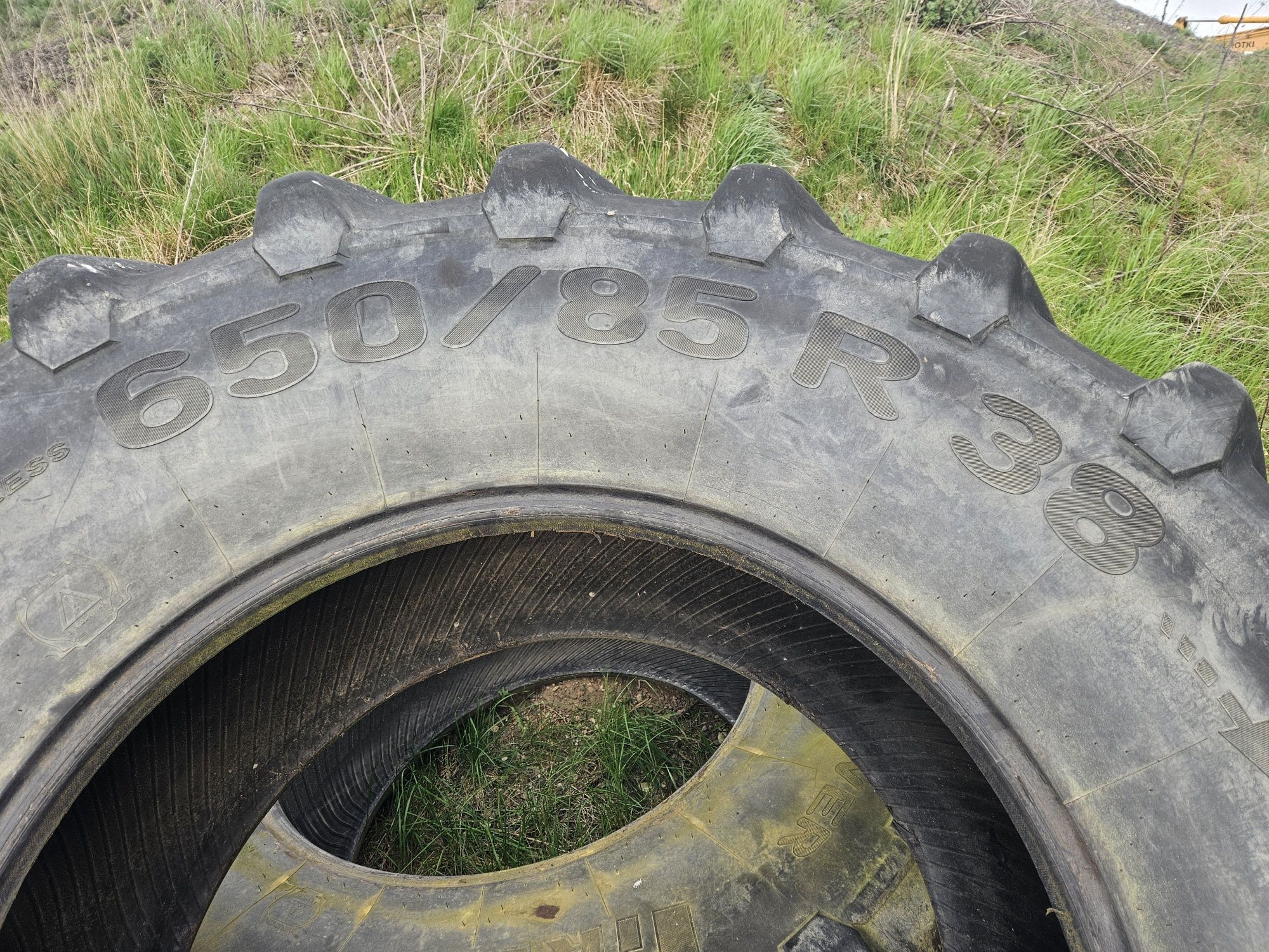 Opona Pirelli Tm 900 650/85 R38 - 2 sztuki ( jedna uszkodzona )