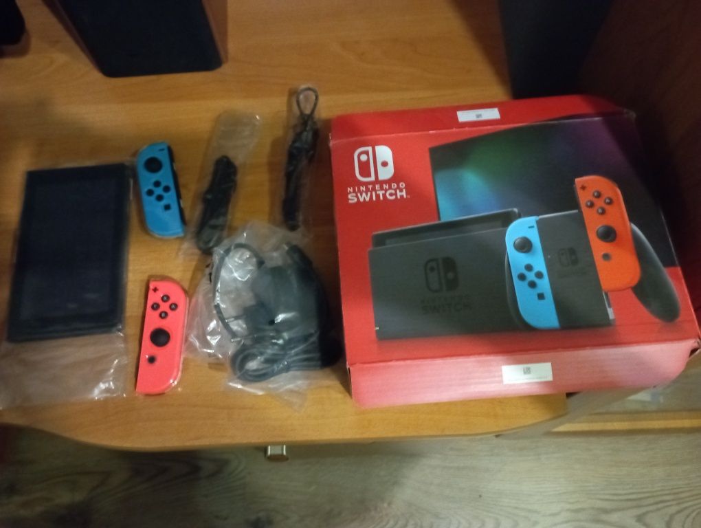 продам игровую консоль Nintendo Switch 15.8 cm (6.2") 32 GB Touchscree