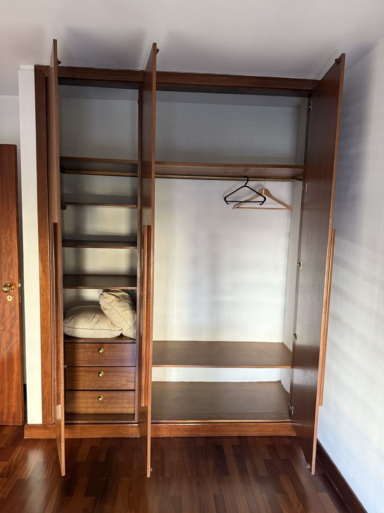 Apartamento T2 + 1 com 2 Lugares de garagem e arrumos