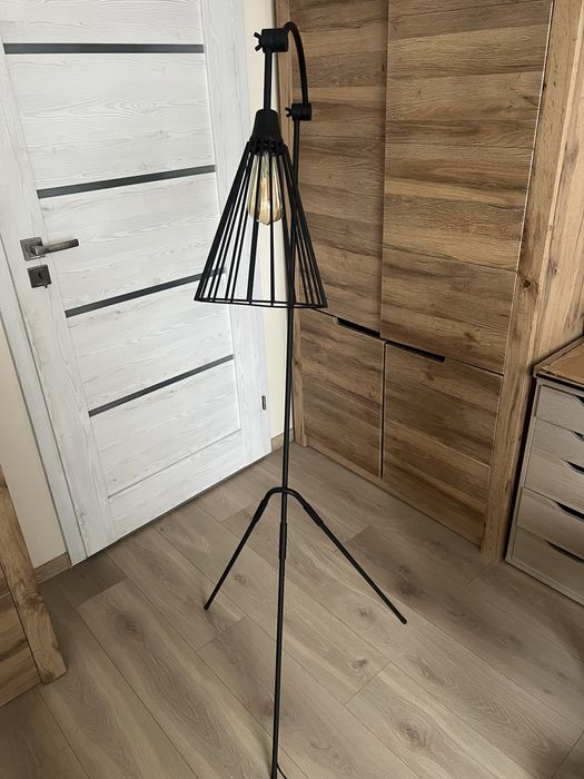 Lampa stojąca w stylu loft czarna