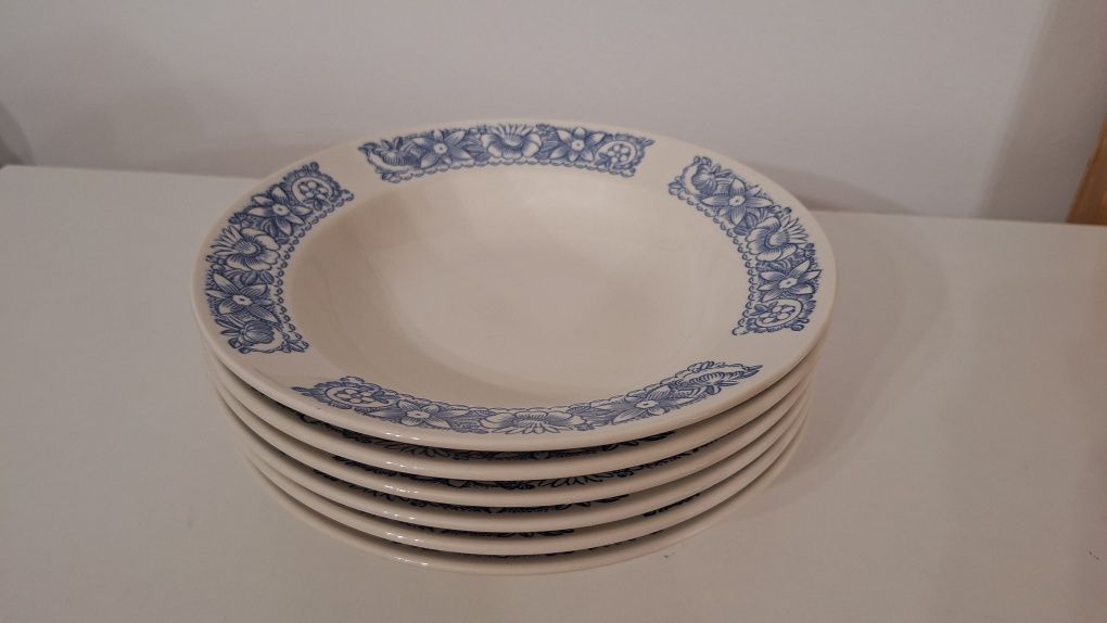 Zestaw 6 głębokich talerzy w klasycznym stylu. Mają średnicę 24 cm