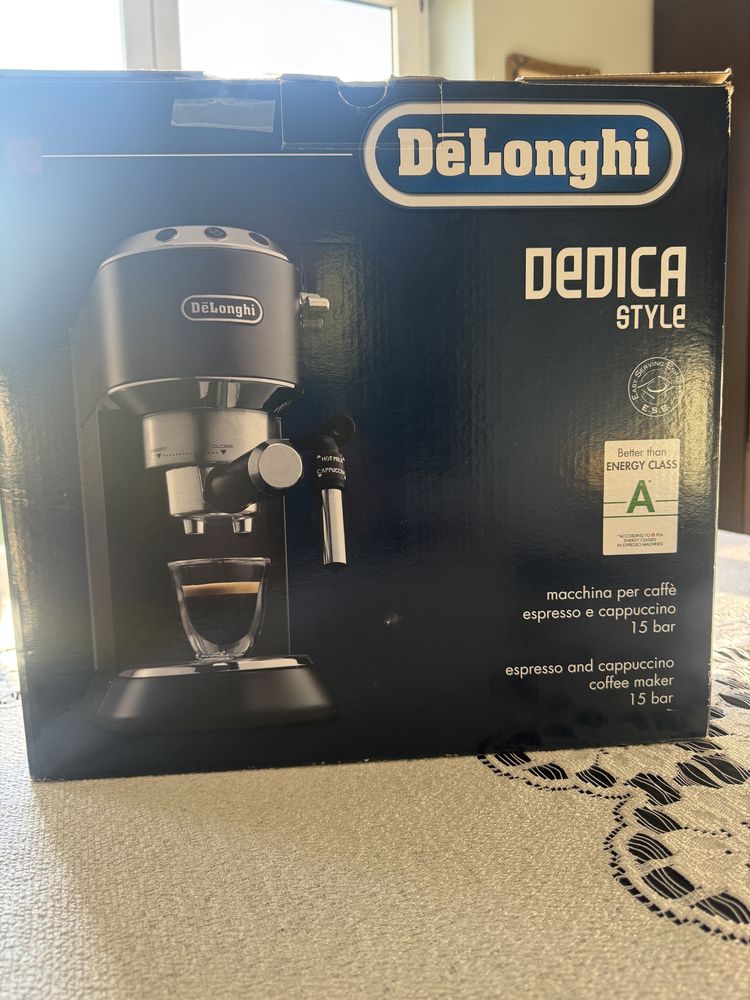Ekspres kolbowy De'Longhi Dedica EC 685.BK czarny