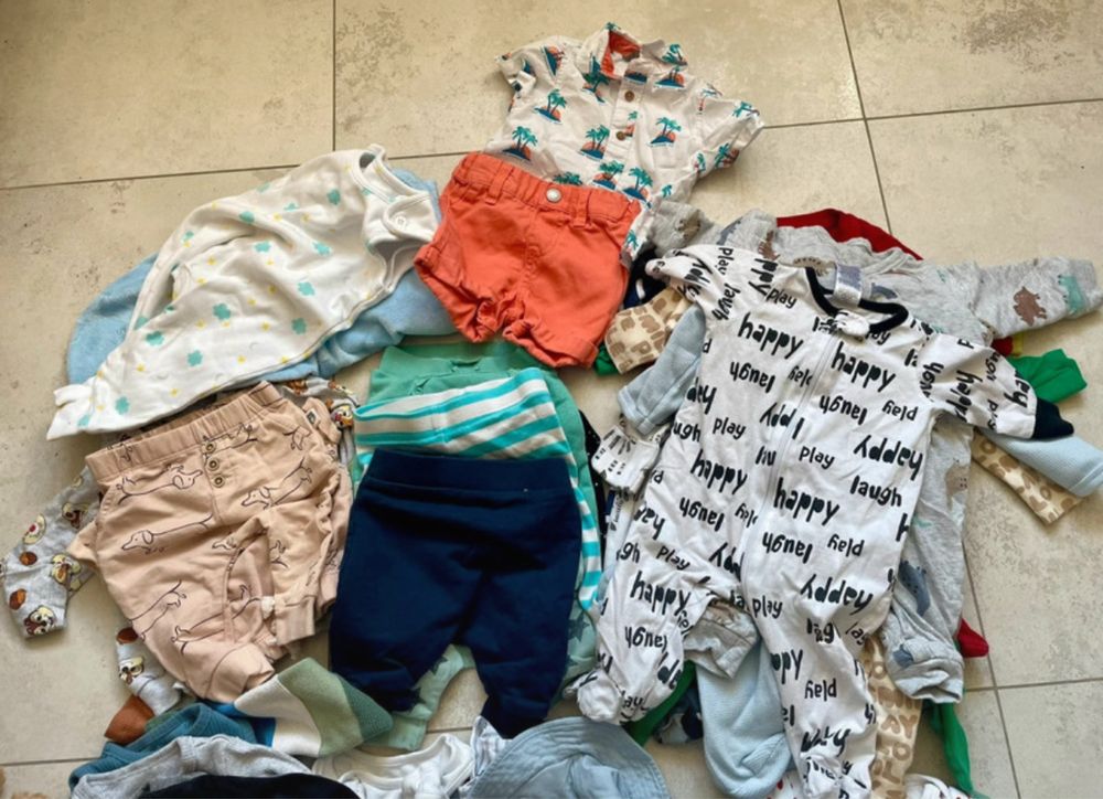 Paka ubrań 80 szt skarpetki spodnie body koszulka sweter czapka